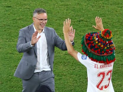 احتفال محمد وهبي مدرب المغرب مع لاعبه بلال الخنوس بعد الفوز على هولندا في دور الـ32 من كأس العالم - 30 يونيو 2026 - REUTERS