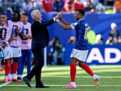 ديدييه ديشان مدرب فرنسا يحتفل مع مبابي بالفوز على السنغال - 16 يونيو 2026 - Reuters