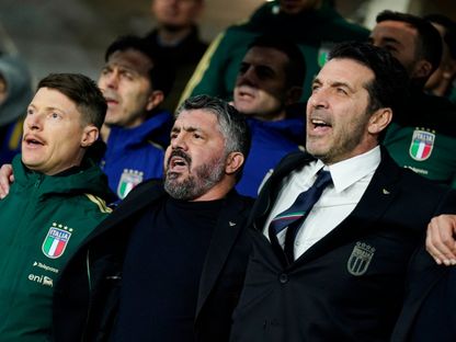 مدرب المنتخب الإيطالي جينارو غاتوزو (وسط) ورئيس الوفد جيانلويجي بوفون (يمين) خلال عزف النشيد الوطني قبل انطلاق المواجهة ضد أيرلندا الشمالية في نصف نهائي ملحق كأس العالم - 26 مارس 2026 - Reuters