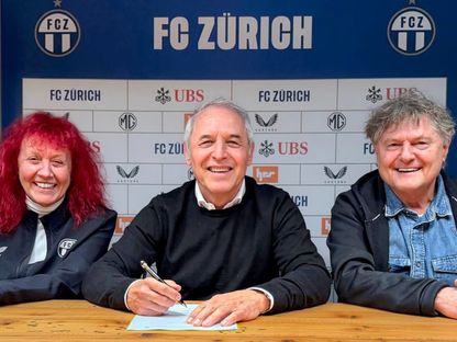 المدرب السابق للأهلي المصري مارسيل كولر لحظة توقيعه على عقد انضمامه لتدريب نادي زيوريخ السويسري - 14 أبريل 2026 - www.fcz.ch