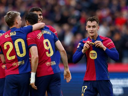 لاعب برشلونة مارك كاسادو يحتفل بالتسجيل مع زملائه في الفريق ضد ريال سوسيداد في الدوري الإسباني - 2 مارس 2025 - Reuters