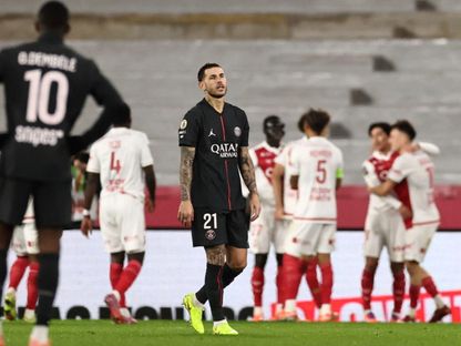 حسرة مدافع باريس سان جيرمان لوكاس هيرنانديز بعد تسجيل موناكو لهدف التقدم في قمة الدوري الفرنسي - 29 نوفمبر 2025 - Reuters