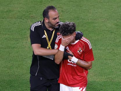 إمام عاشور لاعب الأهلي يخرج باكياً بعد إصابته خلال مواجهة إنتر ميامي في كأس العالم للأندية - 15 يونيو 2025 - Reuters