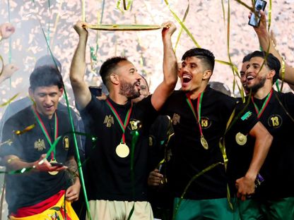 أنس الزنيتي يرفع درع الدوري المغربي في احتفالات الرجاء بلقب المسابقة عام 2024 - Raja/FB