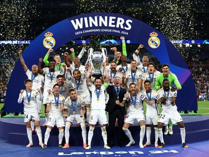 ناتشو قائد ريال مدريد يرفع كأس دوري أبطال أوروبا بعد الفوز  في النهائي على بوروسيا دورتموند - 1 يونيو 2024 - Reuters