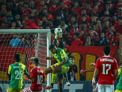 محمد الشناوي حارس الأهلي يتصدى لكرة خلال مواجهة شبيبة القبائل - 22 نوفمبر 2025 - FB/alahly