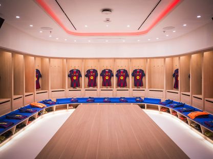 غرفة تبديل ملابس برشلونة في ملعب "كامب نو" قبل مواجهة أتلتيك بلباو بالدوري الإسباني - 22 نوفمبر 2025 - @FCBarcelona