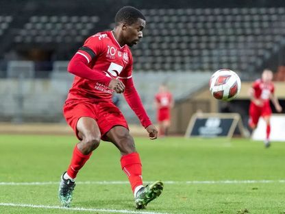 الفرنسي تيدي أوكو لاعب لوزيرن السويسري السابق  - - صورة متداولة