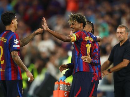 لامين يامال يحتفل مع رافينيا وجواو كانسيلو بتسجيله هدفاً لبرشلونة في مرمى فينورد بدوري أبطال أوروبا - 9 سبتمبر 2026 - REUTERS