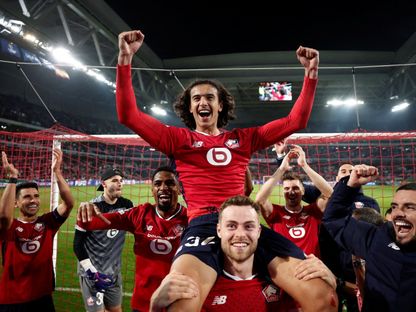 أيوب بوعدي يحتفل مع زملائه في ليل بالفوز على ريال مدريد في دوري أبطال أوروبا - 2 أكتوبر 2024 - Reuters