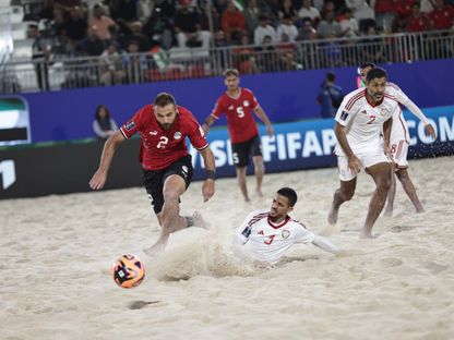 صراع على الكرة بين لاعبي الإمارات ومصر في افتتاح كأس العالم للكرة الشاطئية بدبي - AWB
