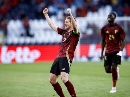 كيفن دي بروين يحتفل بمباراته الـ 100 مع منتخب بلجيكا بتسجيل هدف في ودية الجبل الأسود 5-6-2024 - AFP