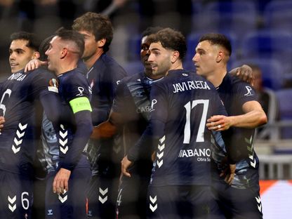 لاعبو سيلتا فيغو الإسباني يحتفلون بعد تسجيل الهدف الثاني في شباك أولمبيك ليون الفرنسي - 19 مارس 2026 - REUTERS