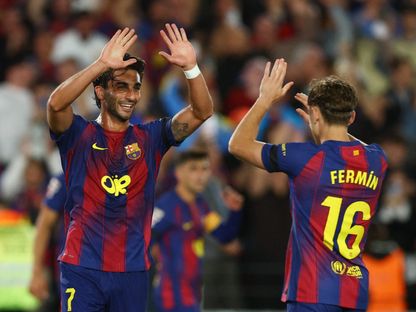 فيرمين لوبيز يحتفل مع فيران توريس بهدف لبرشلونة ضد ريال مدريد - 10 مايو 2026 - Reuters