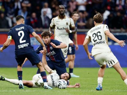 أشرف حكيمي وجواو نيفيز خلال مباراة باريس سان جيرمان ولانس في الدوري الفرنسي - 14 سبتمبر 2025 - Reuters