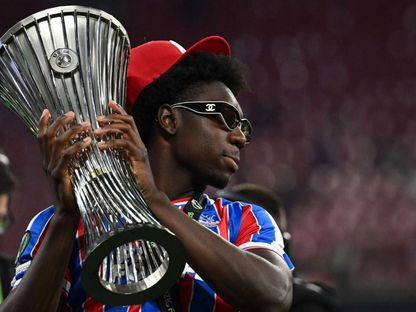 جايدي كانفو لاعب كريستال بالاس يحمل كأس دوري المؤتمر الأوروبي بعد الفوز على رايو فايكانو الإسباني في نهائي ملعب ريد بول آرينا بلايبزيغ -27 مايو 2026 - reuters