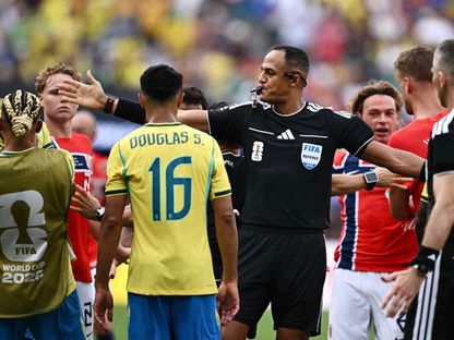 الحكم الأميركي ذو الأصل المغربي إسماعيل الفاتح في مباراة البرازيل والنرويج بكأس العالم - 2 يوليو 2026 - reuters