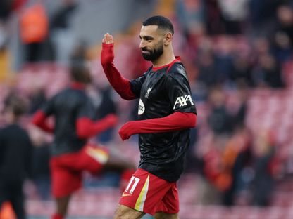 محمد صلاح نجم ليفربول خلال الإحماء قبل لقاء إيفرتون بالدوري الإنجليزي الممتاز - 2 أبريل 2025 - Reuters