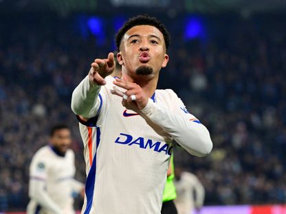 جادون سانشو لاعب تشيلسي يحتفل بتسجيل هدف في مرمى يورغوردين السويدي بذهاب نصف نهائي دوري المؤتمر الأوروبي - 1 مايو 2025 - Reuters