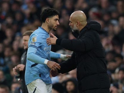 بيب غوارديولا مدرب مانشستر سيتي رفقة المهاجم عمر مرموش خلال مواجهة نيوكاسل يونايتد بالدوري الإنجليزي الممتاز - 15 فبراير 2025 - Reuters