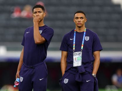 جود بيلينغهام وترينت ألكسندر أرنولد قبل مباراة بين إنجلترا والدنمارك في "يورو 2024" – 20 يونيو 2024 - Reuters