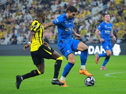 ثيو هرنانديز وموسى ديابي خلال مباراة بين الاتحاد والهلال في الدوري السعودي - 24 أكتوبر 2025 - REUTERS