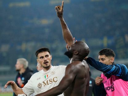 روميلو لوكاكو بعد تسجيله هدف الفوز لنابولي أمام فيرونا في الدوري الإيطالي - 28 فبراير 2026 - Reuters