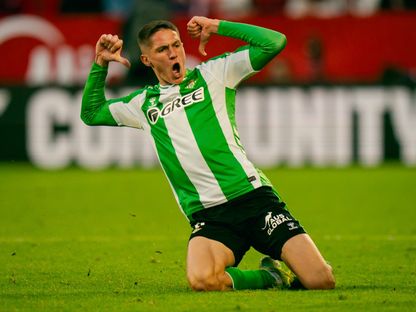 سيرجي ألتيميرا يحتفل بهدفه في ديربي الأندلس بين ريال بيتيس وإشبيلية بالدوري الإسباني - 30 نوفمبر 2025 - ْX/RealBetis