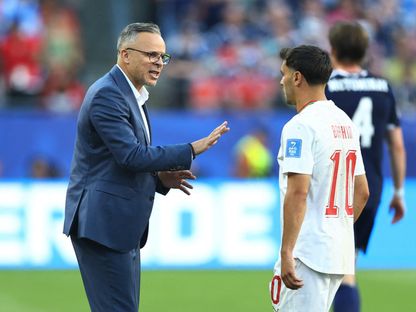 مدرب المغرب محمد وهبي يتحدث إلى براهيم دياز خلال مواجهة اسكتلندا في كأس العالم - 19 يونيو 2026 - REUTERS