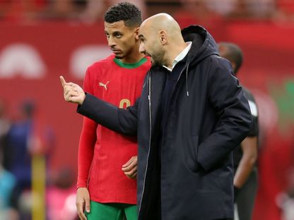 وليد الركراكي مدرب المغرب يعطي تعليماته لعز الدين أوناحي خلال مباراة جزر القمر في افتتاح كأس أمم إفريقيا 2025 - 21 ديسمبر 2025 - X/@CAF_Online