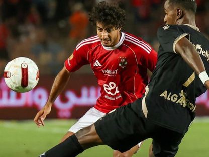 إيقاف لاعب الأهلي ومدرب بيراميدز بعد الطرد في الدوري المصري