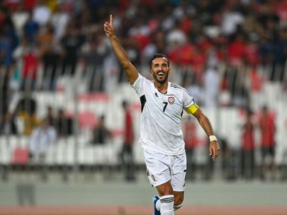 احتفال علي مبخوت مهاجم منتخب الإمارات بتسجيل هدف في مرمى البحرين بتصفيات كأس العالم 2026 - 21 نوفمبر 2023 - X/@UAEFNT