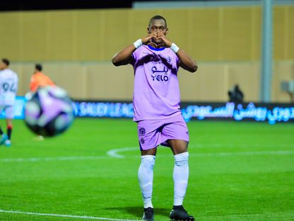 أليو ديانغ لاعب الخلود يحتفل بتسجيل هدف في مرمى الرائد بدوري روشن السعودي - 25 يناير 2025 - X/@AlkholoodClub