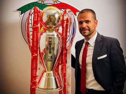روي بيدرو براز المدير الرياضي الجديد للأهلي السعودي مع لقب الدوري البرتغالي خلال فترته في بنفيكا - 28 فبراير 2024 - ruipedrobraz04 - instagram