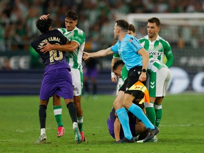 فاكوندو بيرنال لاعب ريال بيتيس يدفع لامين يامال خلال مواجهة الفريقين في الدوري الإسباني - 17 أكتوبر 2026 - REUTERS