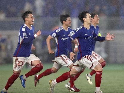 احتفال لاعبي يوكوهاما مارينوس الياباني بالتأهل إلى نهائي دوري أبطال آسيا أمام أولسان الكوري الجنوبي بركلات الترجيح - 24 أبريل 2024 - AFP
