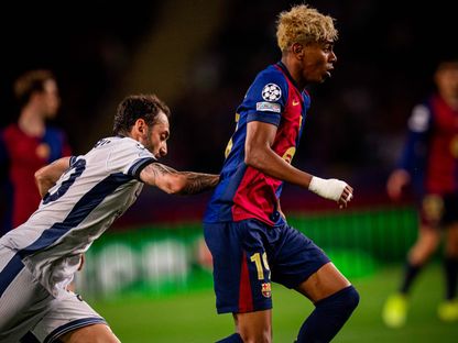 لامين يامال جناح برشلونة يمر أمام هاكان شالهان أوغلو لاعب وسط إنتر ميلان في ذهاب نصف نهائي دوري أبطال أوروبا - 30 أبريل 2025 - X@FCBarcelona