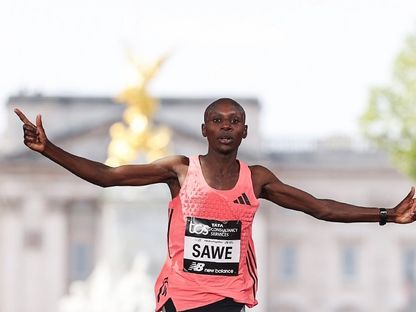 سيباستيان ساوي أول عداء يقطع مسافة ماراثون في أقل من ساعتين - 26 أبريل 2026 - X/@WorldAthletics