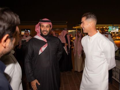 ولي العهد السعودي الأمير محمد بن سلمان يحضر سباق الخيل بكأس السعودية 2025 والنجم البرتغالي كريستيانو رونالدو مُستمتع بحديثه - 22 فبراير 2025 - X/spagov