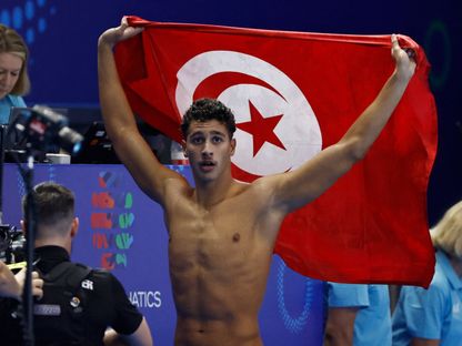 السباح التونسي أحمد الجوادي يحتفل بذهبية سباق 1500 متر في بطولة العالم للسباحة - 3 أغسطس 2025 - Reuters