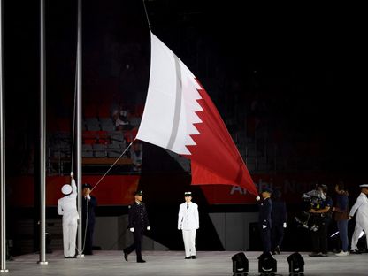 رفع علم قطر خلال حفل ختام دورة الألعاب الآسيوية في اليابان - 4 أكتوبر 2026 - Reuters