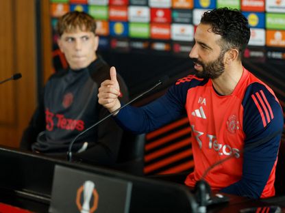 روبن أموريم مدرب مانشستر يونايتد ولاعب الفريق أليخاندرو غارناتشو خلال مؤتمر صحفي - 7 مايو 2025 - REUTERS