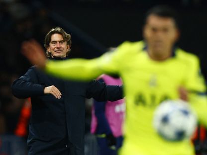 توماس فرانك مدرب توتنهام يوجه لاعبيه خلال مواجهة باريس سان جيرمان - 26 نوفمبر 2025 - REUTERS