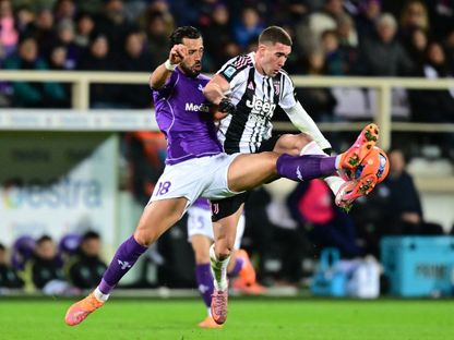 بابلو ماري مدافع فيورنتينا في مواجهة فلاهوفيتش مهاجم يوفنتوس - 22 نوفمبر 2025 - Reuters