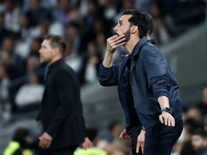 ألفارو أربيلوا مدرب ريال مدريد ومن خلفه سيميوني مدرب أتلتيكو مدريد - 22 مارس 2026 - Reuters