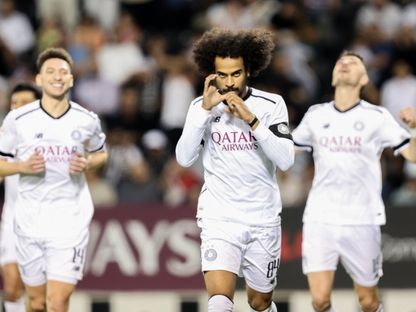 أكرم عفيف قائد السد يحتفل مع زملائه بلقب دوري نجوم قطر عقب الفوز على الأهلي - 18 أبريل 2025 - X/AlsaddSC