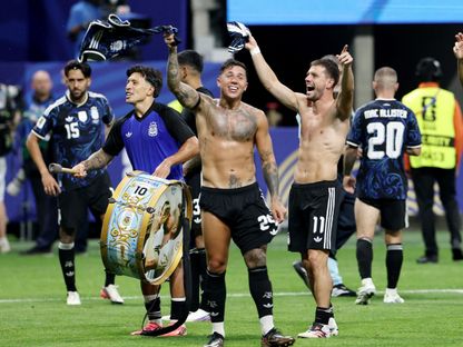 إنزو فرنانديز لاعب الأرجنتين يحتفل أمام جود بيلينغهام لاعب إنجلترا في نصف نهائي كأس العالم - 16 يوليو 2026 - Reuters