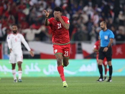 عبد الرحمن المشيفري مهاجم عُمان يحتفل بتسجيل هدف في مرمى الإمارات بخليجي 26 - 27 ديسمبر 2024 - X/@KuwaitFA