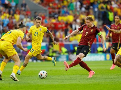 كيفن دي بروين قائد منتخب بلجيكا يسدد الكرة بمواجهة رومانيا في بطولة أوروبا - 22 يونيو 2024 - REUTERS