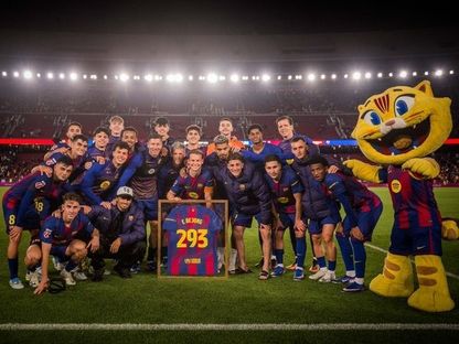 لاعب الوسط فرينكي دي يونغ يحتفل مع الفريق بمباراته الرسمية رقم 293 مع برشلونة، ليصبح الهولندي الأكثر مشاركة في تاريخ النادي - 22 أبريل 2026 - Reuters